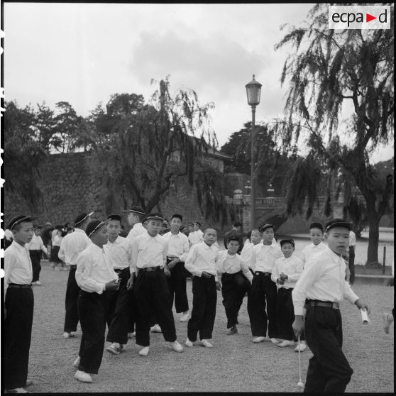 Etudiants japonais sur la place du palais impérial à Tokyo.