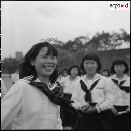 Etudiantes japonaises sur la place du palais impérial à Tokyo.