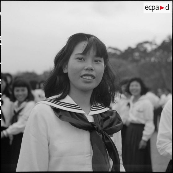 Etudiantes japonaises sur la place du palais impérial à Tokyo.