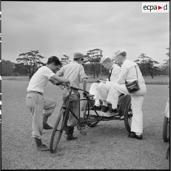 Des marins américains se préparent à visiter Tokyo dans des antiques cyclo-pousses.