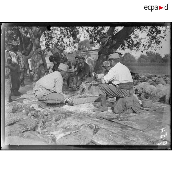 Près de Mézières, Somme, boucherie des troupes coloniales et sénéglaises. Le traitement des peaux. [légende d'origine]