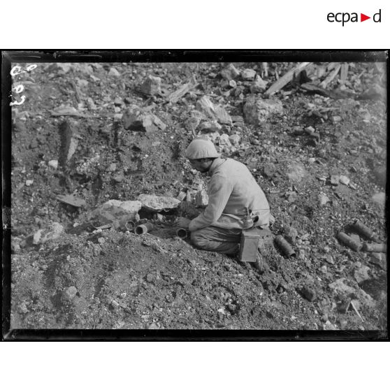 Deniécourt (Somme). Chercheur de bagues d'obus pour faire des coupes papier. [légende d'origine]