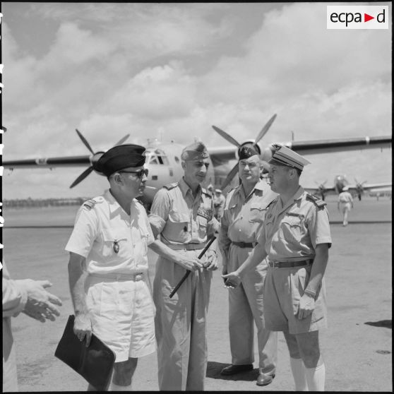 Arrivée à Saigon du général de Castries, libéré d'un camp de prisonniers vietminh.