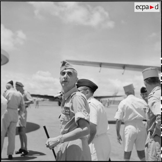 Arrivée à Saigon du général de Castries, libéré d'un camp de prisonniers vietminh.