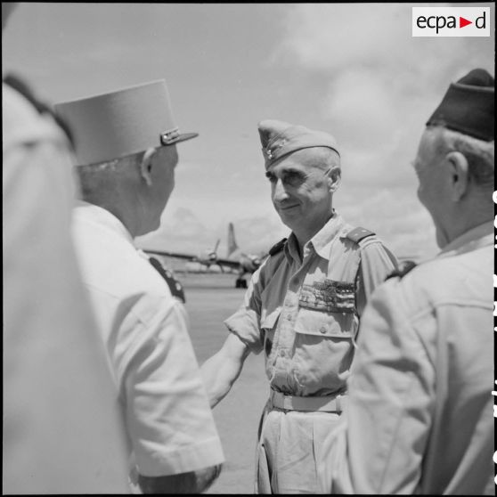 Arrivée à Saigon du général de Castries, libéré d'un camp de prisonniers vietminh.