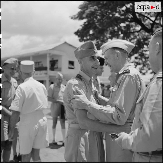 Arrivée à Saigon du général de Castries, libéré d'un camp de prisonniers vietminh.