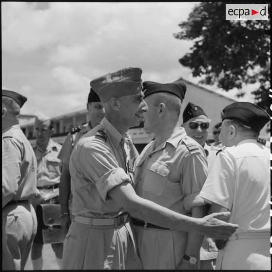 Arrivée à Saigon du général de Castries, libéré d'un camp de prisonniers vietminh.