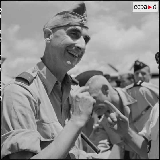 Arrivée à Saigon du général de Castries, libéré d'un camp de prisonniers vietminh.