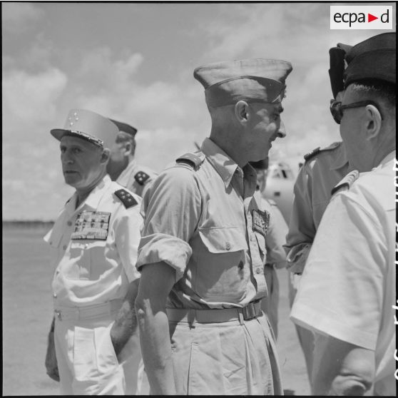 Arrivée à Saigon du général de Castries, libéré d'un camp de prisonniers vietminh.