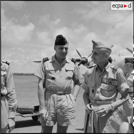 Arrivée à Saigon du général de Castries, libéré d'un camp de prisonniers vietminh.