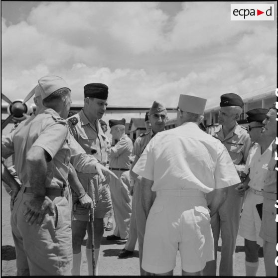 Arrivée à Saigon du général de Castries, libéré d'un camp de prisonniers vietminh.