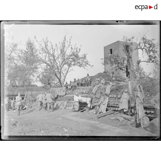 Près de Lihons, abris souterrains autour de la tour Carrée. [légende d'origine]