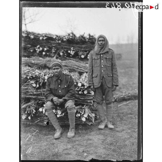 Près de Manoncourt, portrait de deux Hindous. [légende d'origine]