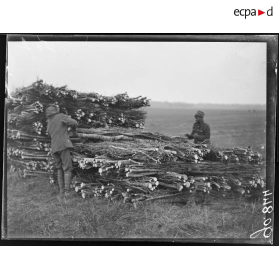 Près de Manoncourt, troupes indiennes au travail. [légende d'origine]