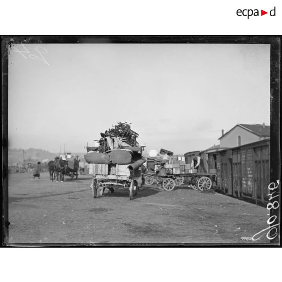 Nancy, chargement des meubles dans les wagons. [légende d'origine]