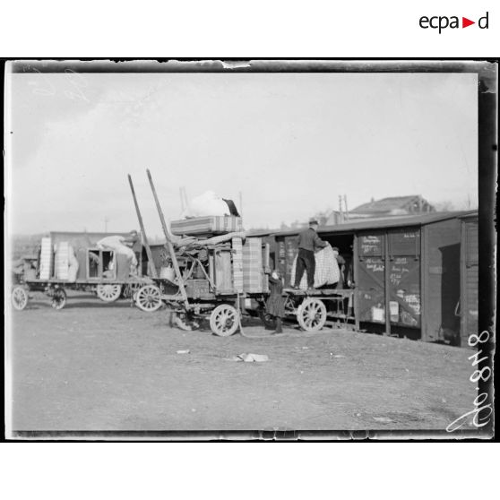 Gare de Nancy, déménagement à la gare avec chargement de meubles. [légende d'origine]