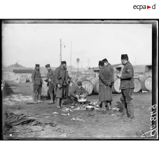 Gare de Nancy, soldats du 9e tirailleur à la gare et un cuisinier. [légende d'origine]