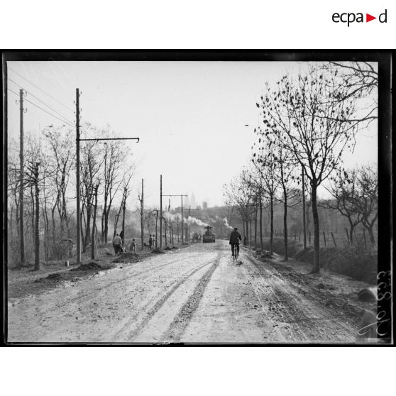 Camp d'aviation d'Azelot, construction de la route. [légende d'origine]