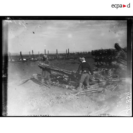 Camp d'aviation d'Azelot, hindous travaillant à l'installation du camp. [légende d'origine]