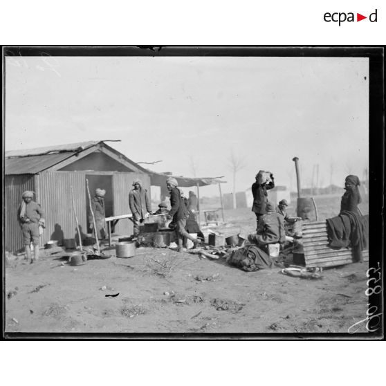 Camp d'aviation d'Azelot, cantonnement des soldats indiens. [légende d'origine]