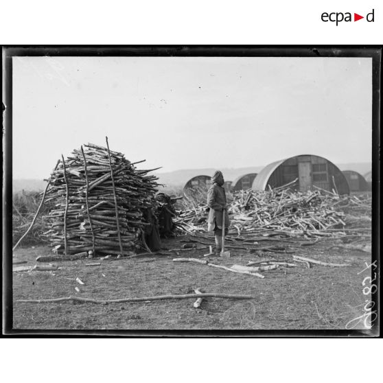 Camp d'aviation d'Azelot, un Hindou sur le chantier. [légende d'origine]