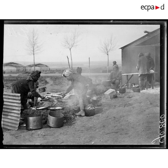 Camp d'aviation d'Azelot, les cuisiniers hindous préparent le repas. [légende d'origine]