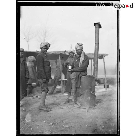 Camp d'aviation d'Azelot, portrait d'Hindous travaillant au camp. [légende d'origine]