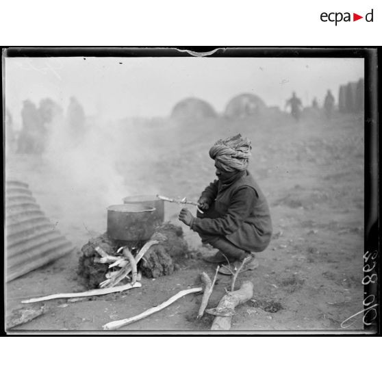 Azelot, camp anglais d'aviation. Dans le cantonnement des travailleurs hindous, un cuisinier. [légende d'origine]