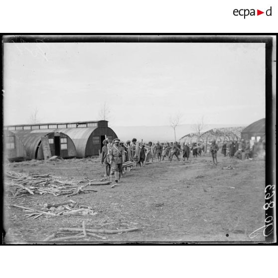 Azelot, camp anglais d'aviation. Une équipe d'Hindous partout au travail. [légende d'origine]