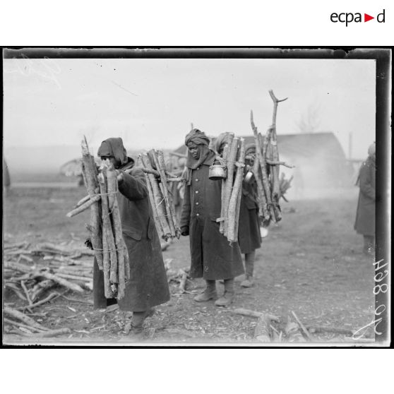 Azelot, camp anglais d'aviation. Hindous travaillant à l'installation du camp. La corvée de bois. [légende d'origine]