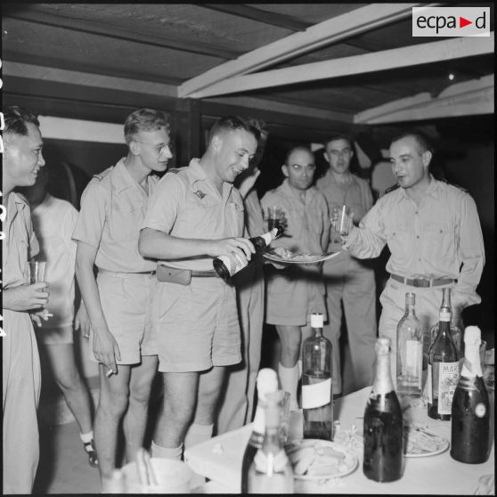 Pot donné à l'occasion de la sortie du 500e numéro de Caravelle, revue militaire destinée aux troupes du Corps expéditionnaire d'Extrême-Orient.