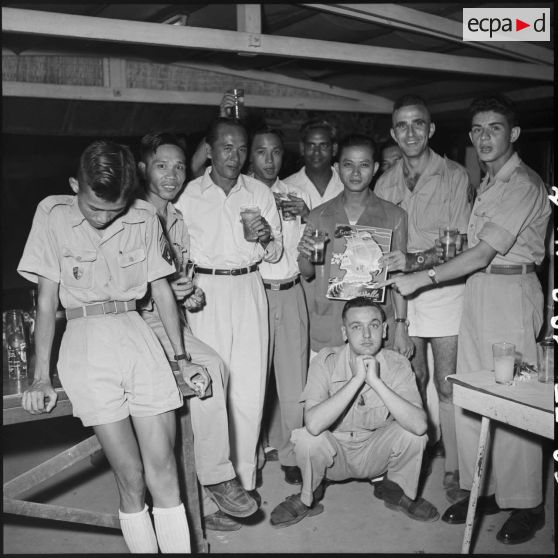 Pot donné à l'occasion de la sortie du 500e numéro de Caravelle, revue militaire destinée aux troupes du Corps expéditionnaire d'Extrême-Orient.