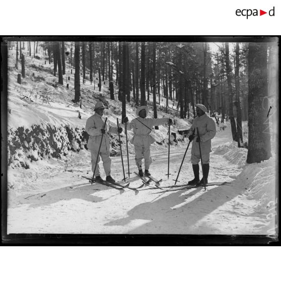 Près de Goldbach-Altenbach, Camp Duché - skieurs en tenue. [légende d'origine]