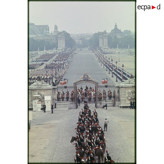 Dispositif des troupes avant le défilé du 14 juillet 1977 devant l'esplanade les Invalides, sur l'avenue du maréchal Galliéni et le pont Alexandre III, le Grand Palais et le Petit Palais en perspective.