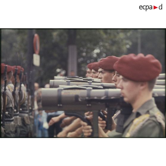 Défilé à pied lors de la cérémonie du 14 juillet 1977 place Joffre devant l'Ecole militaire. Passage d'une unité parachutiste, peut-être le 9e régiment de chasseurs parachutistes (9e RCP), équipée de lance-roquettes antichar (LRAC).