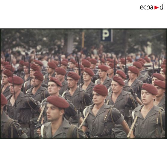 Défilé à pied lors de la cérémonie du 14 juillet 1977 place Joffre devant l'Ecole militaire. Passage d'une unité parachutiste, peut-être le 9e régiment de chasseurs parachutistes (9e RCP).