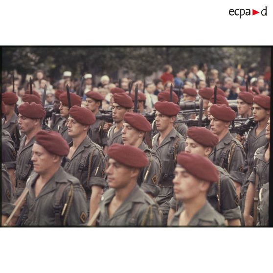 Défilé à pied lors de la cérémonie du 14 juillet 1977 place Joffre devant l'Ecole militaire. Passage d'une unité parachutiste, peut-être le 9e régiment de chasseurs parachutistes (9e RCP).