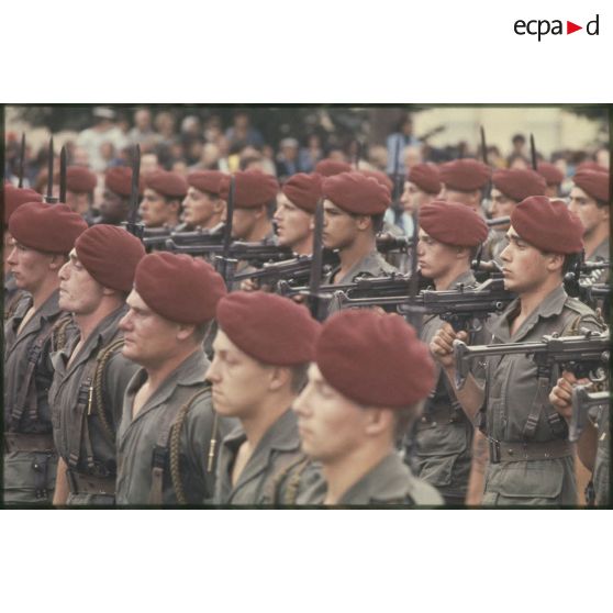 Défilé à pied lors de la cérémonie du 14 juillet 1977 place Joffre devant l'Ecole militaire. Passage d'une unité parachutiste, peut-être le 9e régiment de chasseurs parachutistes (9e RCP), équipée de mitrailleuses AA-52.