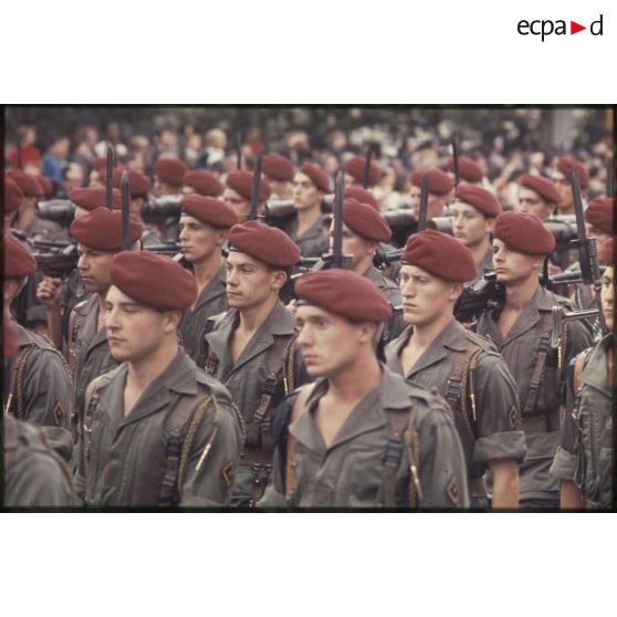 Défilé à pied lors de la cérémonie du 14 juillet 1977 place Joffre devant l'Ecole militaire. Passage d'une unité parachutiste, peut-être le 9e régiment de chasseurs parachutistes (9e RCP).