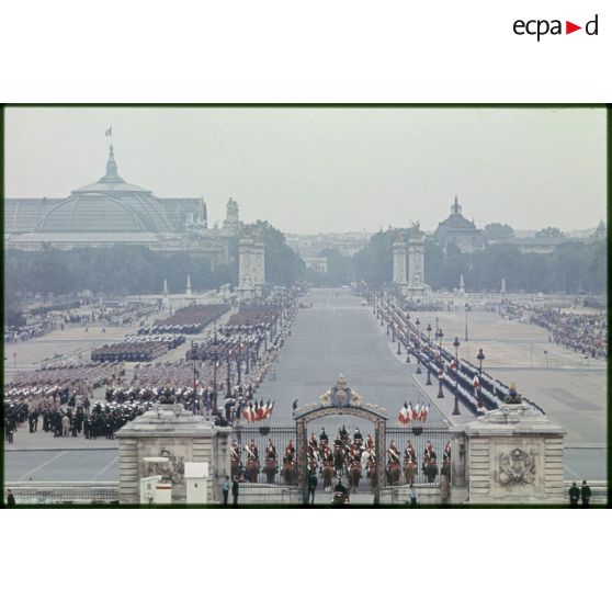 Dispositif des troupes avant le défilé du 14 juillet 1977 devant l'esplanade les Invalides, sur l'avenue du maréchal Galliéni et le pont Alexandre III, le Grand Palais et le Petit Palais en perspective.