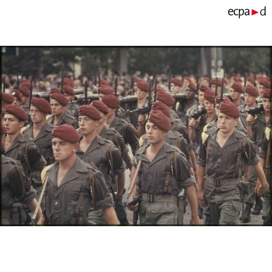 Défilé à pied lors de la cérémonie du 14 juillet 1977 place Joffre devant l'Ecole militaire. Passage d'une unité parachutiste, peut-être le 9e régiment de chasseurs parachutistes (9e RCP).