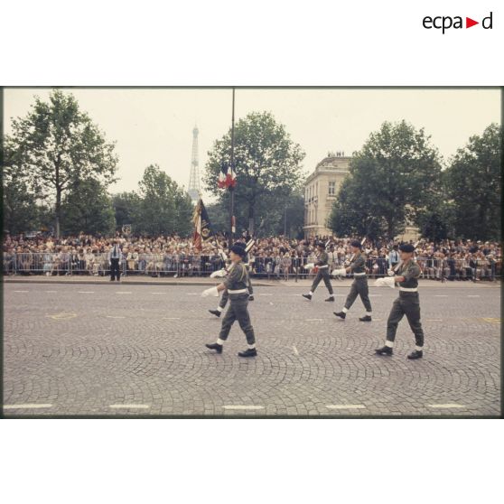 Défilé à pied lors de la cérémonie du 14 juillet 1977 place Joffre devant l'Ecole militaire. Passage du drapeau et de sa garde du 2e régiment d'infanterie de marine (2e RIMa).