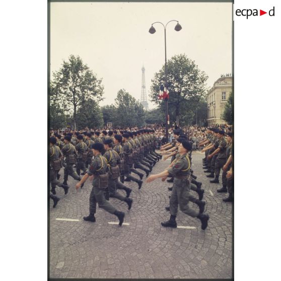 Défilé à pied lors de la cérémonie du 14 juillet 1977 place Joffre devant l'Ecole militaire. Passage du 2e régiment d'infanterie de marine (2e RIMa).