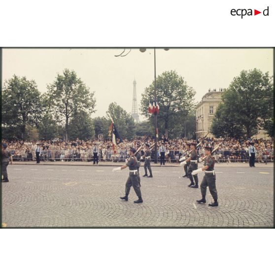 Défilé à pied lors de la cérémonie du 14 juillet 1977 place Joffre devant l'Ecole militaire. Passage du drapeau et de sa garde d'une unité de la Marine.