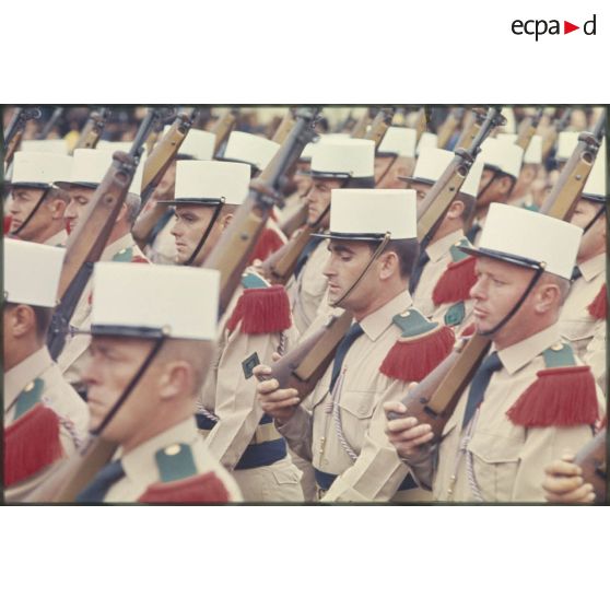 Défilé à pied lors de la cérémonie du 14 juillet 1977 place Joffre devant l'Ecole militaire. Passage des unités de la Légion étrangère.