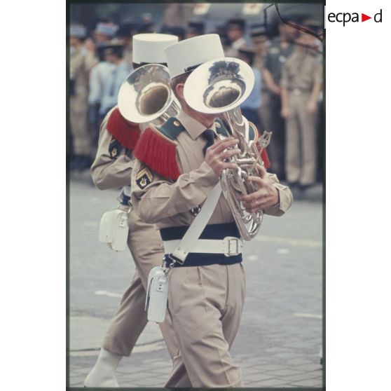 Défilé à pied lors de la cérémonie du 14 juillet 1977 place Joffre devant l'Ecole militaire. Passage de la Musique de la Légion étrangère (MLE).