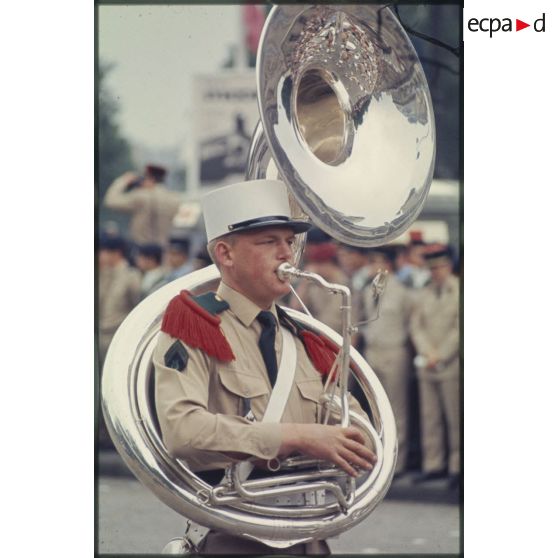 Défilé à pied lors de la cérémonie du 14 juillet 1977 place Joffre devant l'Ecole militaire. Passage de la Musique de la Légion étrangère (MLE).