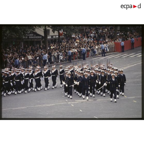 Défilé à pied lors de la cérémonie du 14 juillet 1979 à la Bastille. Passage du détachement de l’escadre de la Méditerranée, du porte-avions Clemenceau et du croiseur Colbert.