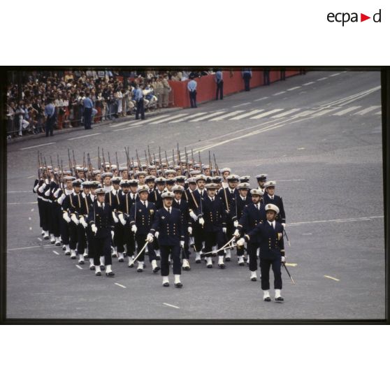 Défilé à pied lors de la cérémonie du 14 juillet 1979 à la Bastille. Passage du détachement de la base aéronavale (BAN) de Nîmes-Garons.