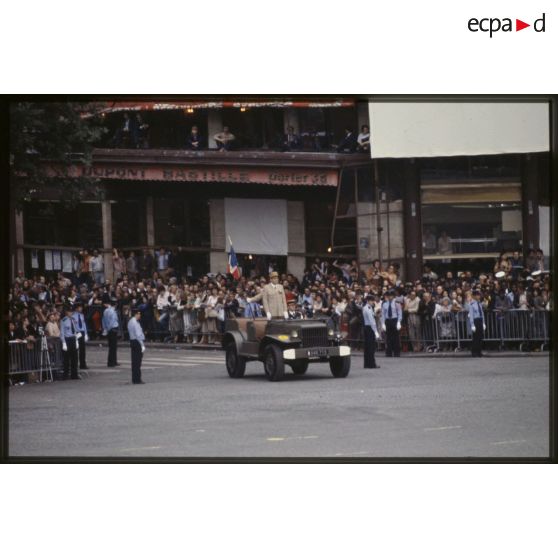 Lors de la cérémonie du 14 juillet 1979 à la Bastille, le général de corps d’armée Jacques Antoine de Barry, gouverneur militaire de Paris (GMP) et commandant la 1re région militaire (1re RM), à bord d'un véhicule de commandement de type Dodge WC-56.